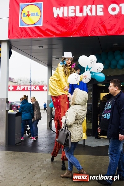 Zdjęcie w galerii na portalu naszraciborz.pl: Tłumy mieszkańców na otwarciu Lidla w Raciborzu wiadomości z regionu