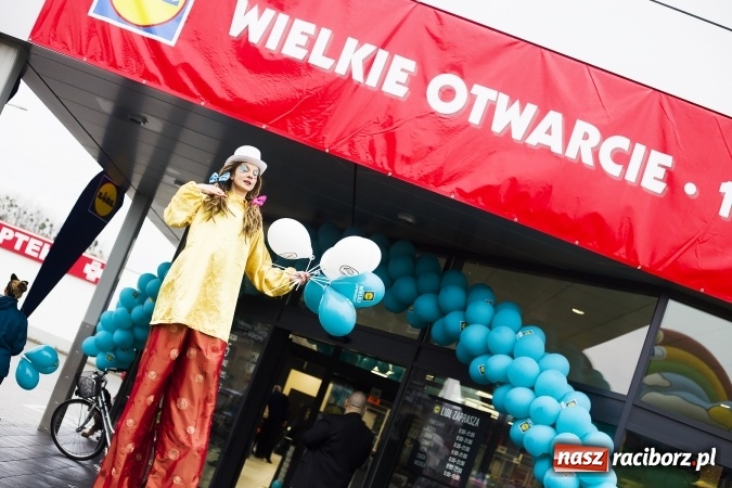 Zdjęcie w galerii na portalu naszraciborz.pl: Tłumy mieszkańców na otwarciu Lidla w Raciborzu wiadomości z regionu