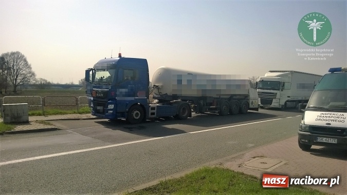 Zdjęcie w galerii na portalu naszraciborz.pl: Czeska cysterna przewożąca towary niebezpieczne zawrócona do Czech na przejściu granicznym w Chałupkach  wiadomości z regionu