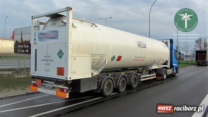 Zdjęcie w galerii na portalu naszraciborz.pl: Czeska cysterna przewożąca towary niebezpieczne zawrócona do Czech na przejściu granicznym w Chałupkach  wiadomości z regionu