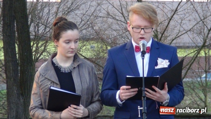 Zdjęcie w galerii na portalu naszraciborz.pl: Międzynarodowy Dzień Pamięci Ofiar Katynia. Apel Poległych w Kuźni Raciborskiej wiadomości z regionu