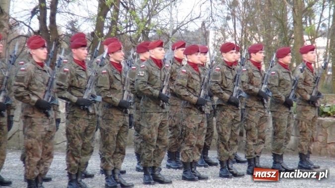 Zdjęcie w galerii na portalu naszraciborz.pl: Międzynarodowy Dzień Pamięci Ofiar Katynia. Apel Poległych w Kuźni Raciborskiej wiadomości z regionu