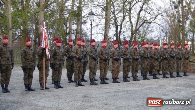 Zdjęcie w galerii na portalu naszraciborz.pl: Międzynarodowy Dzień Pamięci Ofiar Katynia. Apel Poległych w Kuźni Raciborskiej wiadomości z regionu