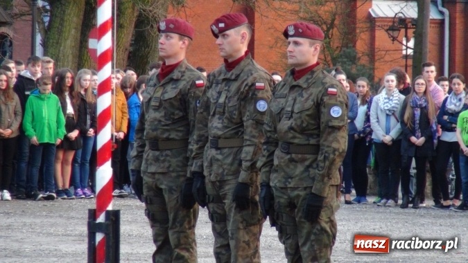 Zdjęcie w galerii na portalu naszraciborz.pl: Międzynarodowy Dzień Pamięci Ofiar Katynia. Apel Poległych w Kuźni Raciborskiej wiadomości z regionu