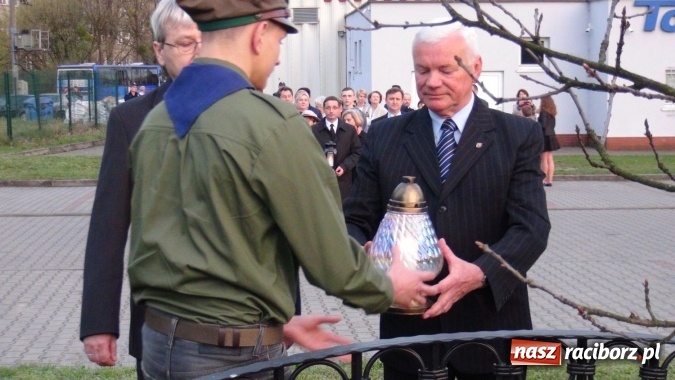 Zdjęcie w galerii na portalu naszraciborz.pl: Międzynarodowy Dzień Pamięci Ofiar Katynia. Apel Poległych w Kuźni Raciborskiej wiadomości z regionu