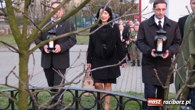 Zdjęcie w galerii na portalu naszraciborz.pl: Międzynarodowy Dzień Pamięci Ofiar Katynia. Apel Poległych w Kuźni Raciborskiej wiadomości z regionu