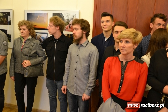 Zdjęcie w galerii na portalu naszraciborz.pl: Życie nie może odbyć się bez Ciebie – wystawa plakatu uczniów Ekonomika na zamku  wiadomości z regionu