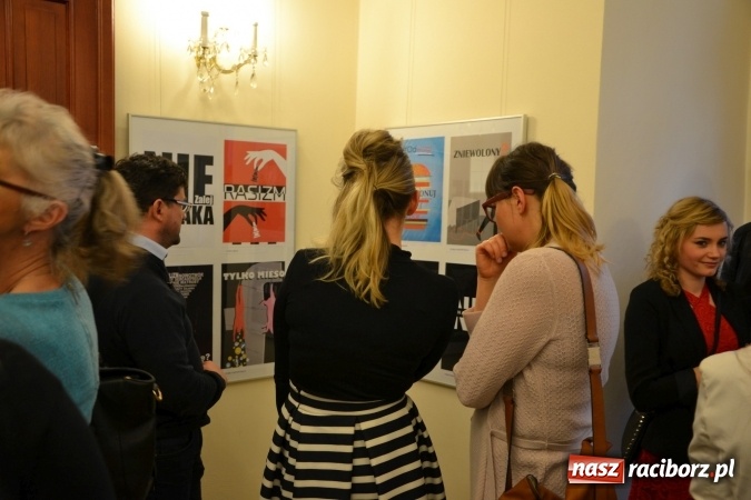 Zdjęcie w galerii na portalu naszraciborz.pl: Życie nie może odbyć się bez Ciebie – wystawa plakatu uczniów Ekonomika na zamku  wiadomości z regionu