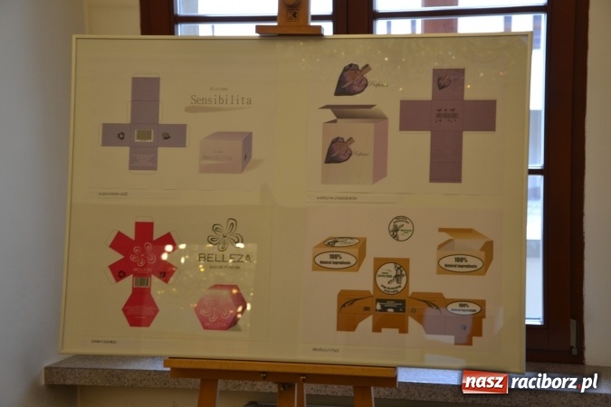 Zdjęcie w galerii na portalu naszraciborz.pl: Życie nie może odbyć się bez Ciebie – wystawa plakatu uczniów Ekonomika na zamku  wiadomości z regionu