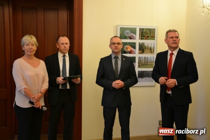 Zdjęcie w galerii na portalu naszraciborz.pl: Życie nie może odbyć się bez Ciebie – wystawa plakatu uczniów Ekonomika na zamku  wiadomości z regionu