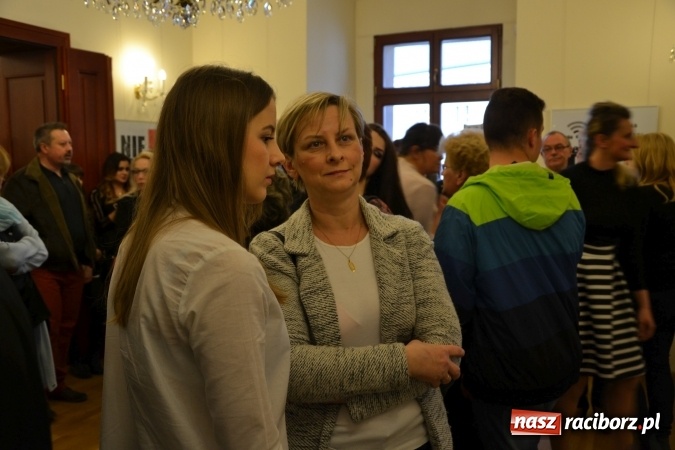 Zdjęcie w galerii na portalu naszraciborz.pl: Życie nie może odbyć się bez Ciebie – wystawa plakatu uczniów Ekonomika na zamku  wiadomości z regionu