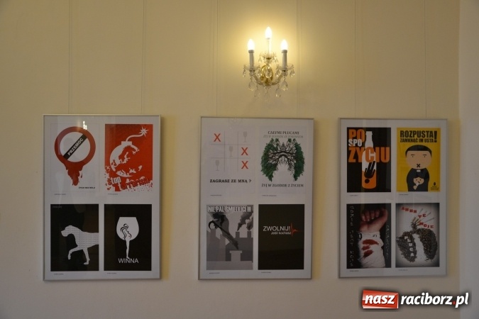 Zdjęcie w galerii na portalu naszraciborz.pl: Życie nie może odbyć się bez Ciebie – wystawa plakatu uczniów Ekonomika na zamku  wiadomości z regionu