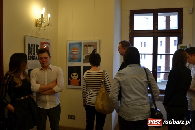 Zdjęcie w galerii na portalu naszraciborz.pl: Życie nie może odbyć się bez Ciebie – wystawa plakatu uczniów Ekonomika na zamku  wiadomości z regionu