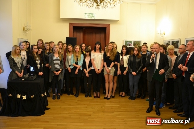Zdjęcie w galerii na portalu naszraciborz.pl: Życie nie może odbyć się bez Ciebie – wystawa plakatu uczniów Ekonomika na zamku  wiadomości z regionu
