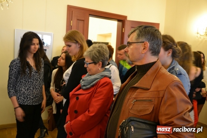 Zdjęcie w galerii na portalu naszraciborz.pl: Życie nie może odbyć się bez Ciebie – wystawa plakatu uczniów Ekonomika na zamku  wiadomości z regionu