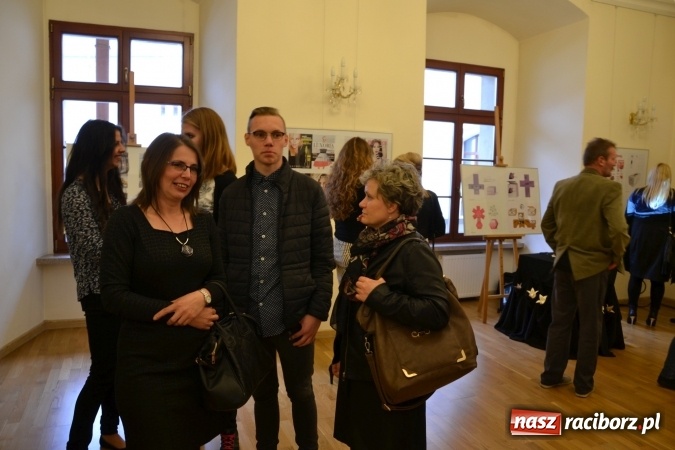 Zdjęcie w galerii na portalu naszraciborz.pl: Życie nie może odbyć się bez Ciebie – wystawa plakatu uczniów Ekonomika na zamku  wiadomości z regionu