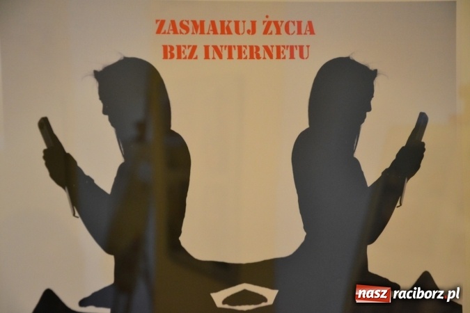 Zdjęcie w galerii na portalu naszraciborz.pl: Życie nie może odbyć się bez Ciebie – wystawa plakatu uczniów Ekonomika na zamku  wiadomości z regionu