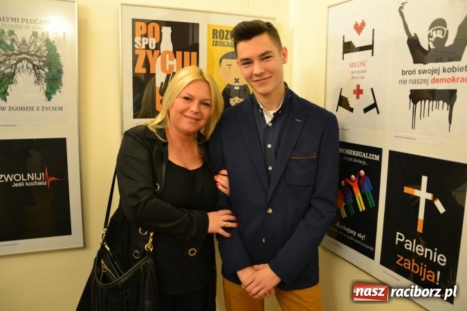 Zdjęcie w galerii na portalu naszraciborz.pl: Życie nie może odbyć się bez Ciebie – wystawa plakatu uczniów Ekonomika na zamku  wiadomości z regionu
