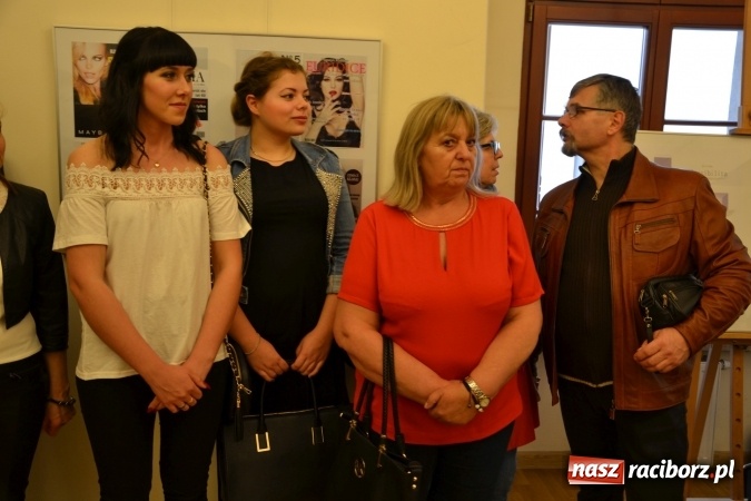 Zdjęcie w galerii na portalu naszraciborz.pl: Życie nie może odbyć się bez Ciebie – wystawa plakatu uczniów Ekonomika na zamku  wiadomości z regionu