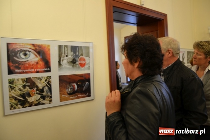 Zdjęcie w galerii na portalu naszraciborz.pl: Życie nie może odbyć się bez Ciebie – wystawa plakatu uczniów Ekonomika na zamku  wiadomości z regionu