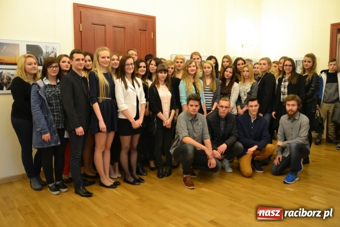 Zdjęcie w galerii na portalu naszraciborz.pl: Życie nie może odbyć się bez Ciebie – wystawa plakatu uczniów Ekonomika na zamku  wiadomości z regionu