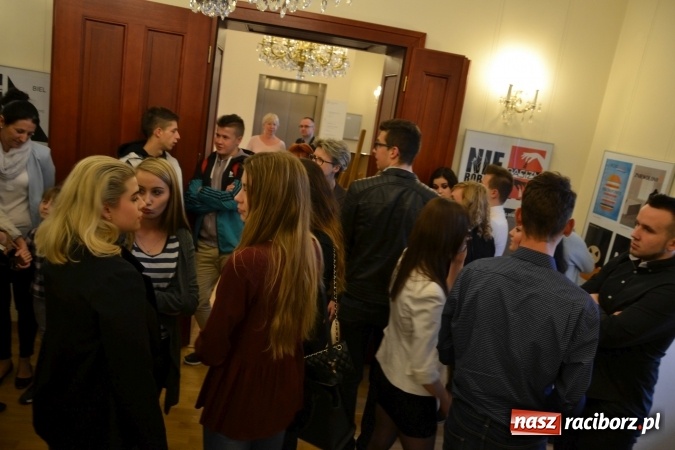 Zdjęcie w galerii na portalu naszraciborz.pl: Życie nie może odbyć się bez Ciebie – wystawa plakatu uczniów Ekonomika na zamku  wiadomości z regionu