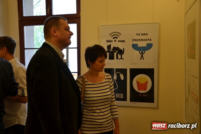 Zdjęcie w galerii na portalu naszraciborz.pl: Życie nie może odbyć się bez Ciebie – wystawa plakatu uczniów Ekonomika na zamku  wiadomości z regionu