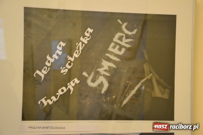 Zdjęcie w galerii na portalu naszraciborz.pl: Życie nie może odbyć się bez Ciebie – wystawa plakatu uczniów Ekonomika na zamku  wiadomości z regionu