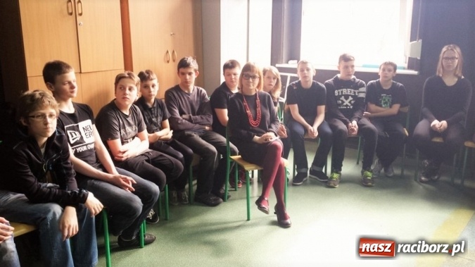 Zdjęcie w galerii na portalu naszraciborz.pl: Warsztaty Czarnego Teatru w Gimnazjum nr 5 z udziałem uczniów SP 15  wiadomości z regionu