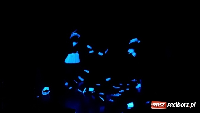 Zdjęcie w galerii na portalu naszraciborz.pl: Warsztaty Czarnego Teatru w Gimnazjum nr 5 z udziałem uczniów SP 15  wiadomości z regionu