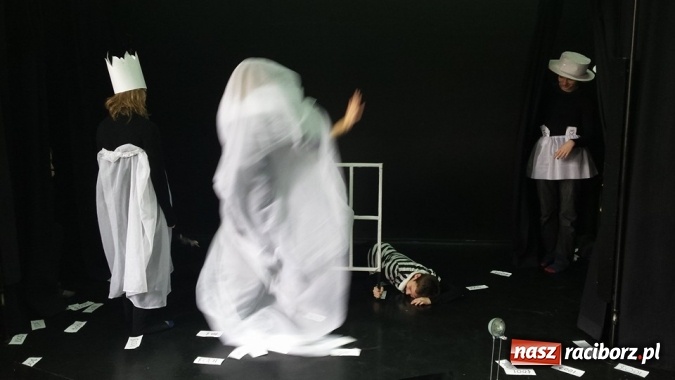 Zdjęcie w galerii na portalu naszraciborz.pl: Warsztaty Czarnego Teatru w Gimnazjum nr 5 z udziałem uczniów SP 15  wiadomości z regionu