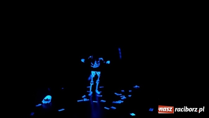 Zdjęcie w galerii na portalu naszraciborz.pl: Warsztaty Czarnego Teatru w Gimnazjum nr 5 z udziałem uczniów SP 15  wiadomości z regionu