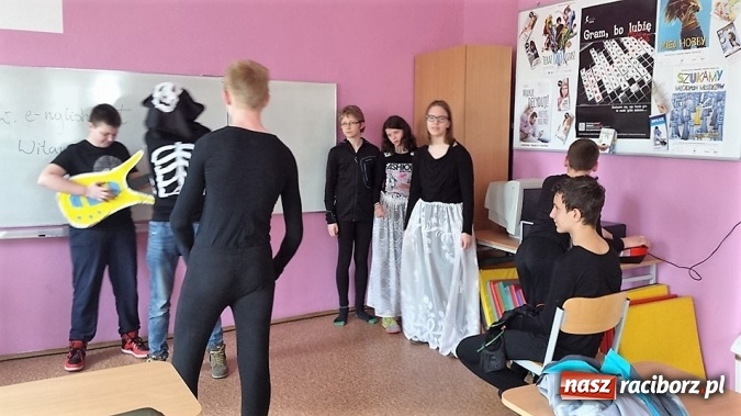 Zdjęcie w galerii na portalu naszraciborz.pl: Warsztaty Czarnego Teatru w Gimnazjum nr 5 z udziałem uczniów SP 15  wiadomości z regionu