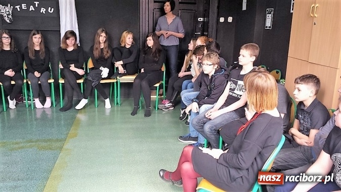 Zdjęcie w galerii na portalu naszraciborz.pl: Warsztaty Czarnego Teatru w Gimnazjum nr 5 z udziałem uczniów SP 15  wiadomości z regionu