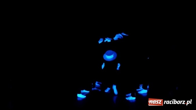 Zdjęcie w galerii na portalu naszraciborz.pl: Warsztaty Czarnego Teatru w Gimnazjum nr 5 z udziałem uczniów SP 15  wiadomości z regionu