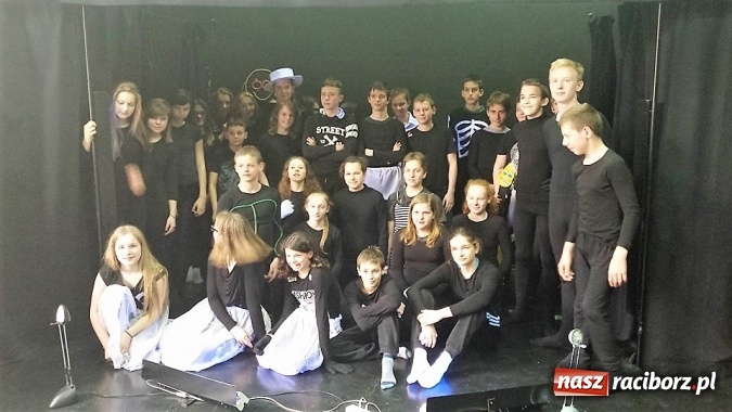 Zdjęcie w galerii na portalu naszraciborz.pl: Warsztaty Czarnego Teatru w Gimnazjum nr 5 z udziałem uczniów SP 15  wiadomości z regionu