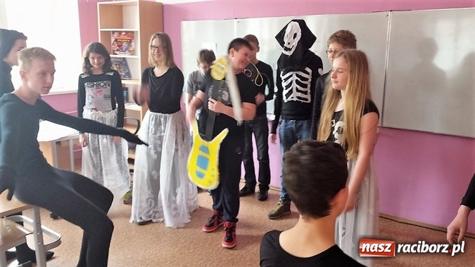 Zdjęcie w galerii na portalu naszraciborz.pl: Warsztaty Czarnego Teatru w Gimnazjum nr 5 z udziałem uczniów SP 15  wiadomości z regionu