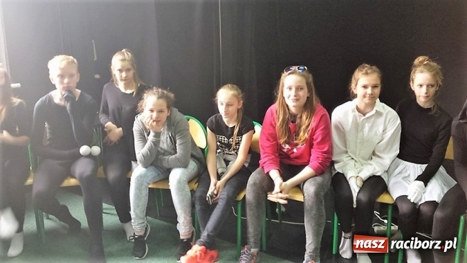 Zdjęcie w galerii na portalu naszraciborz.pl: Warsztaty Czarnego Teatru w Gimnazjum nr 5 z udziałem uczniów SP 15  wiadomości z regionu