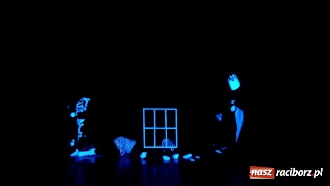 Zdjęcie w galerii na portalu naszraciborz.pl: Warsztaty Czarnego Teatru w Gimnazjum nr 5 z udziałem uczniów SP 15  wiadomości z regionu