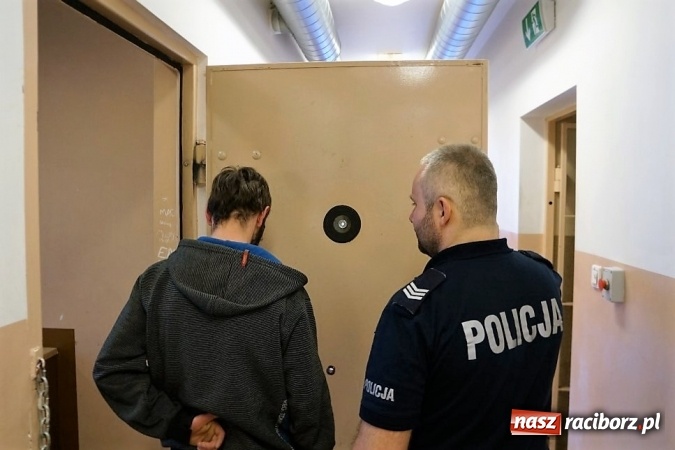 Zdjęcie w galerii na portalu naszraciborz.pl: 1100 zł strat po kradzieży alkoholu, papieros&oacute;w i artykuł&oacute;w spożywczych wiadomości z regionu