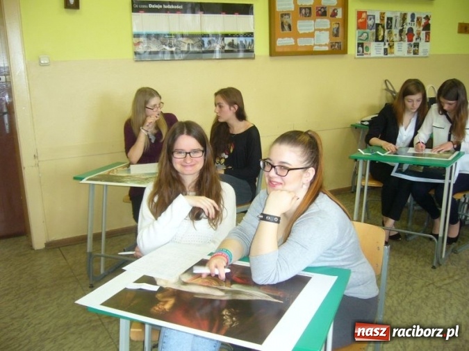 Zdjęcie w galerii na portalu naszraciborz.pl: Uczniowie Centrum z pasją o sztuce wiadomości z regionu