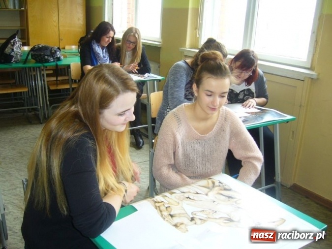 Zdjęcie w galerii na portalu naszraciborz.pl: Uczniowie Centrum z pasją o sztuce wiadomości z regionu