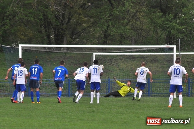 Zdjęcie w galerii na portalu naszraciborz.pl: Nerwowo, ale szczęśliwie. Unia wygrywa ze Spójnią Landek wiadomości z regionu