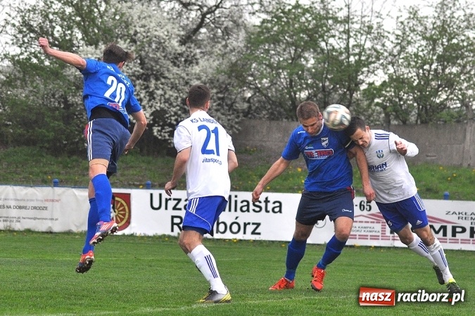 Zdjęcie w galerii na portalu naszraciborz.pl: Nerwowo, ale szczęśliwie. Unia wygrywa ze Spójnią Landek wiadomości z regionu