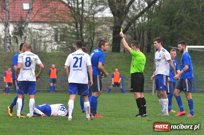 Zdjęcie w galerii na portalu naszraciborz.pl: Nerwowo, ale szczęśliwie. Unia wygrywa ze Spójnią Landek wiadomości z regionu