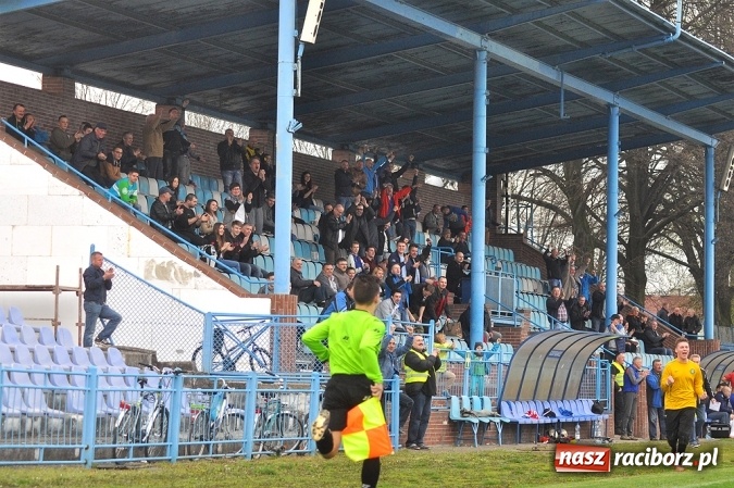 Zdjęcie w galerii na portalu naszraciborz.pl: Nerwowo, ale szczęśliwie. Unia wygrywa ze Spójnią Landek wiadomości z regionu