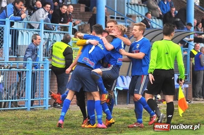 Zdjęcie w galerii na portalu naszraciborz.pl: Nerwowo, ale szczęśliwie. Unia wygrywa ze Spójnią Landek wiadomości z regionu