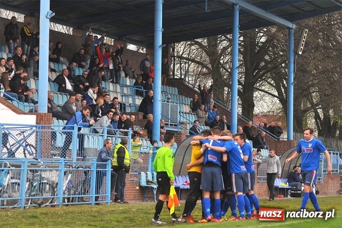 Zdjęcie w galerii na portalu naszraciborz.pl: Nerwowo, ale szczęśliwie. Unia wygrywa ze Spójnią Landek wiadomości z regionu