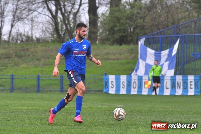 Zdjęcie w galerii na portalu naszraciborz.pl: Nerwowo, ale szczęśliwie. Unia wygrywa ze Spójnią Landek wiadomości z regionu