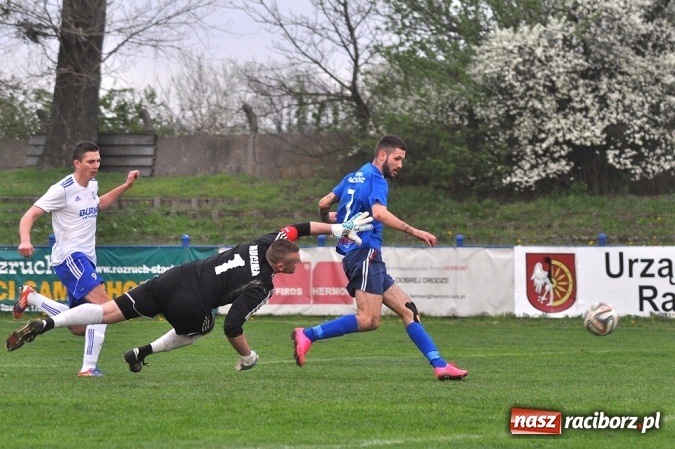 Zdjęcie w galerii na portalu naszraciborz.pl: Nerwowo, ale szczęśliwie. Unia wygrywa ze Spójnią Landek wiadomości z regionu